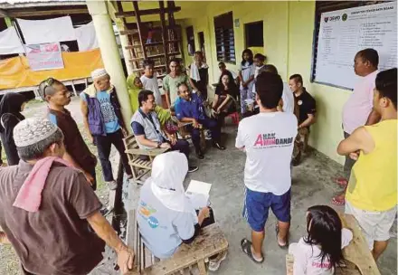  ??  ?? Captain Mohd Kindil Md Akim speaking to citizens displaced by the Marawi siege in Iligan City, the Philippine­s, recently.