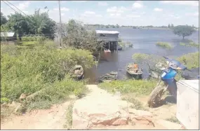  ??  ?? Algunas viviendas, fuera de la protección del muro de defensa en Alberdi, ya están inundadas.