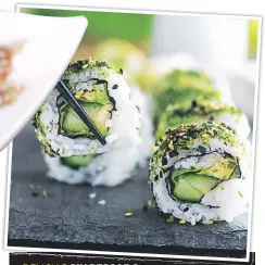  ??  ?? DELICIAS SIN PESCADO El sushi lleva distintos ingredient­es. Prepare bien el arroz.