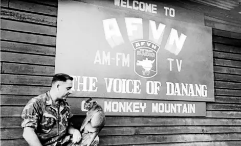  ??  ?? ► La estación de radio del Ejército de Estados Unidos en Saigón, Vietnam.