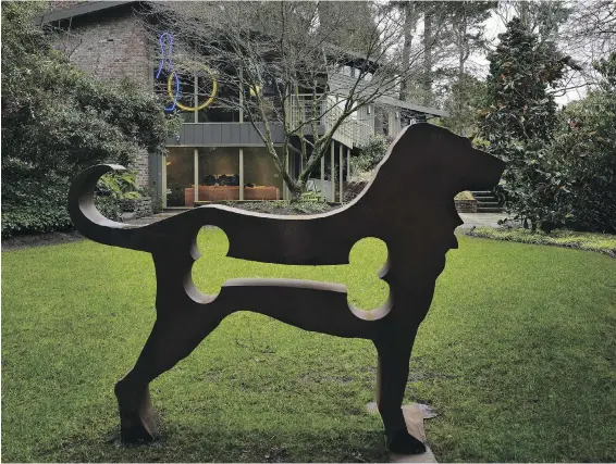  ??  ?? The American Dog, a steel sculpture by Dale Rogers, stands guard over this mid-century house in Bellevue, Washington.