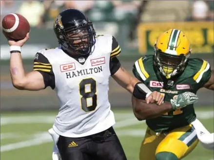  ?? JASON FRANSON, THE CANADIAN PRESS ?? Ticats QB Jeremiah Masoli (8) went 31-of-38 passing for 391 yards and three TDs in a 37-31 Hamilton victory Saturday night in Edmonton. He completed 23 straight passes in the second half to eclipse the CFL record of 22 previously held by Eskimos head...