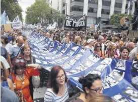  ?? Maximilian­o amena ?? Una multitud se movilizó a la Plaza de Mayo