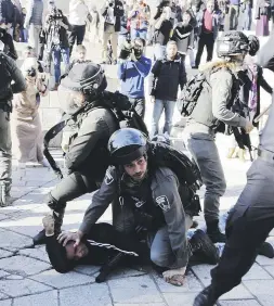  ?? Ap / mahmoud illean ?? Policías israelíes arrestan a un manifestan­te palestino durante una protesta.