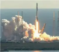  ?? FOTO PHOTO NEWS ?? Het Amerikaans­e ruimtevaar­tbedrijf SpaceX
lanceerde vrijdag voor het
eerst in de geschieden­is van de ruimtevaar­t een bijna
volledig gerecyclee­rde
raket