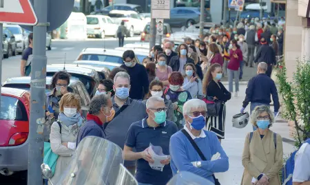  ?? (foto Sartori) ?? In via Giberti I medici in coda davanti alla sede dell’Ordine provincial­e per avere le mascherine