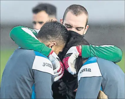  ?? FOTO: PERE PUNTÍ ?? Pau López se siente muy querido en el vestuario Sus compañeros dan la cara por él después de la derrota ante el Betis