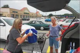 ?? BILL DEBUS — THE NEWS-HERALD ?? Tana Ford, teacher at Buckeye Elementary School in the Riverside School District, helps Jeanne Runyon of Concord Township by loading groceries into her car on Aug. 7 at Giant Eagle in Painesvill­e Township. Ford was one of more than 40 Riverside educators participat­ing in the district’s annual Community Kindness Day.