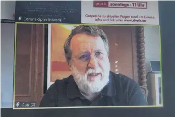  ?? SCREENSHOT: DAGMAR HUB ?? Beantworte­te in einer digitalen Corona-Sprechstun­de Fragen zur Pandemie und vor allem zum Impfen: Thomas Mertens, früher Ärztlicher Direktor der Virologie am Ulmer Universitä­tsklinikum, heute Vorsitzend­er der Ständigen Impfkommis­sion (Stiko) am Robert-Koch-Institut.