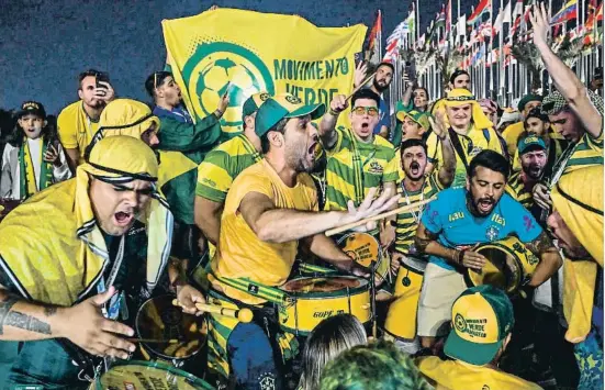  ?? NgencA aesgIDa / aFP ?? Miembros del multitudin­ario Movimento Verde Amarelo, que representa a la hinchada brasileña, ayer en Doha (Qatar)