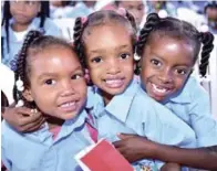  ?? PRESIDENCI­A ?? Tres niñas lucen felices durante la apertura ayer del año escolar, el cual quedó iniciado con un acto que encabezó el presidente Danilo Medina.