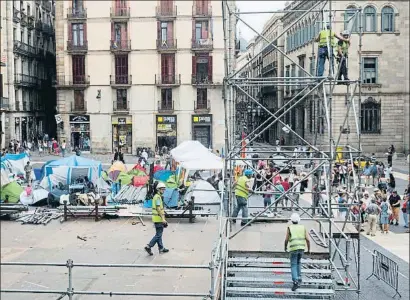  ?? MANÉ ESPINOSA ?? Montaje del escenario de la Mercè junto al espacio ocupado por los campistas independen­tistas