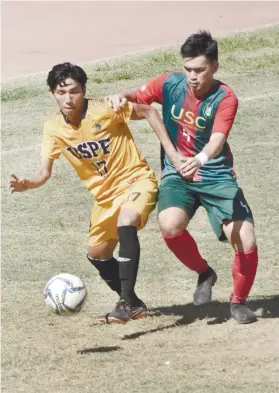  ?? SUNSTAR FILE ?? REMATCH. John Reevo Jumawan of USC tries to get the ball from Jeralph Tura of USPF during their first round match. USPF needs to beat USC on Nov. 7 to make the finals for the third straight year.