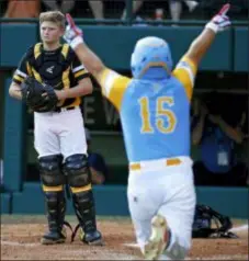  ?? GENE J. PUSKAR — THE ASSOCIATED PRESS ?? Hawaii’s Sean Yamaguchi (15) celebrates as he scores on a triple by Bruce Boucher in the fifth inning of the United States Championsh­ip game as Peachtree City, Georgia’s Chase Fralick (9) waits for the late relay throw from left field.