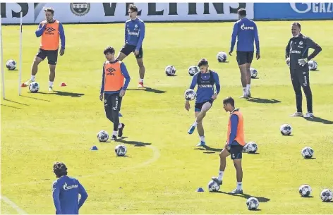  ?? FOTO: MARTIN MEISSNER/AP ?? Die Schalker Mannschaft bereitet sich auf das Revierderb­y bei Borussia Dortmund vor.