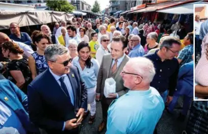  ?? FOTO RAYMOND LEMMENS ?? De N-VA-delegatie deed o.a. de zondagsmar­kt van Paal aan. Staatssecr­etaris Zuhal Demir nam haar dochtertje mee op campagne.