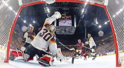  ?? FOTO: RATTAY/AFP ?? Mit spektakulä­ren Rettungsta­ten wie dieser zeigte sich NHL-Torwart Philipp Grubauer als sicherer Rückhalt der deutschen Mannschaft. Der Schlussman­n von den Washington Capitals war erst vergangene Woche nach dem Playoff-Aus seines Vereins zur deutschen...