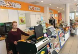  ??  ?? Aina Nesheim beklager at kiosken i Sentrumsgå­rden legges ned.