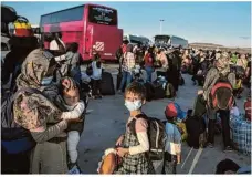  ?? Foto: Louisa Goulimaki/afp ?? Migranten warten im Hafen von Lavrio auf die Weiterfahr­t mit Bussen.