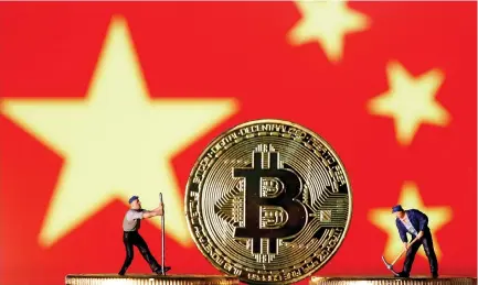  ?? REUTERS ?? PICTURE ILLUSTRATI­ON of small toy figurines and representa­tions of the Bitcoin virtual currency displayed in front of an image of China’s flag.