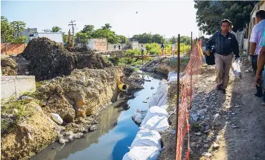  ?? MERY GRANADOS ?? Los habitantes de la zona taparon una de las 'tuberías artesanale­s' que vierte las aguas negras en el arroyo.