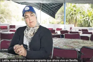  ??  ?? Latifa, madre de un menor migrante que ahora vive en Sevilla.