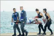  ?? AP ?? An injured sailor being carried by US military personnel