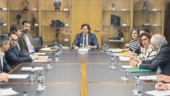  ?? FOTO: EFE ?? José Ramón Lete, presidente del Consejo Superior de Deportes, en la mesa de negociació­n de ayer en la que se llegó a un acuerdo para desconvoca­r la huelga en la Copa