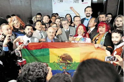  ?? HUIZAR ?? La comunidad LGBTTTIQ celebró con el líder de MORENA/MAURICIO