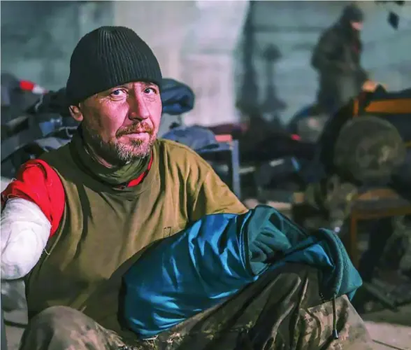 ?? EFE ?? Uno de los soldados ucranianos heridos que se refugia en la acería de Mariupol del asedio ruso