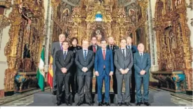  ?? EL DÍA ?? Moreno Bonilla posa con los ocho presidente­s de las agrupacion­es cofrades de Andalucía.