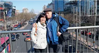  ?? del autor Fotos cortesía ?? El autor y su esposa, quien jubiló hace dos años como redactora y traductora de China Hoy.