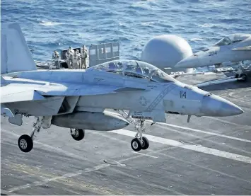  ?? THE ASSOCIATED PRESS FILES ?? A U.S. Navy F/A-18 Super Hornet fighter lands onto the deck of the USS Ronald Reagan in 2015. Defence Minister Harjit Sajjan revealed that Canada considered purchasing used Kuwaiti F/A-18s to replace the aging CF-18s.