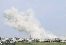  ?? AFP ?? Smoke billows following a reported air strike on a rebelheld area in the southern Syrian city of Daraa on Saturday.