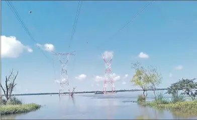  ??  ?? Punto en el que la línea de 500 kV cruza brazo Aña Cua del río Paraná. El objetivo de su instalació­n era el retiro de energía de Yacyretá, lo cual no está siendo posible.