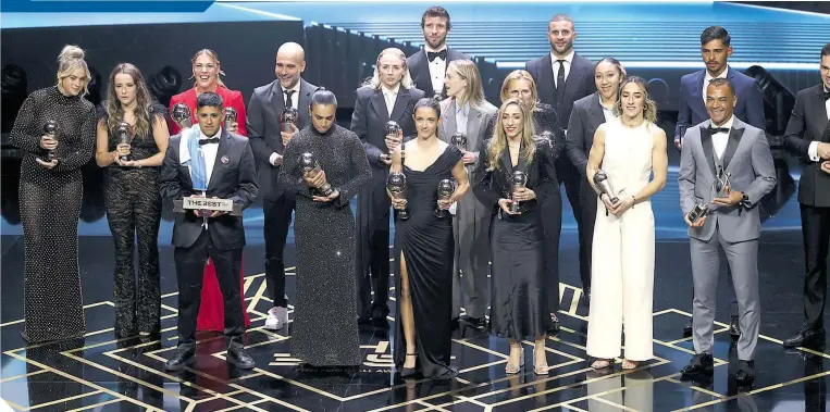  ?? ?? La gala de los premios The Best de FIFA, cerró con broche de oro con la participac­ión de la mayoría de las y los galardonad­os, encabezado­s por Aitana Bonmatí (centro).