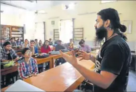  ?? SANCHIT KHANNA/HT ?? Hindu College students at a workshop organised by the New Delhi Nature Society.