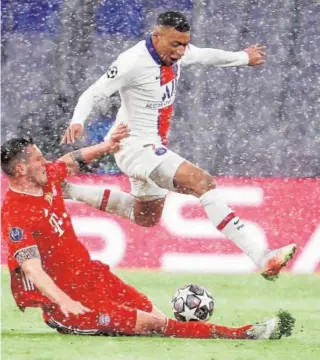  ?? REUTERS ?? Mbappé y Sule, en acción en la nieve