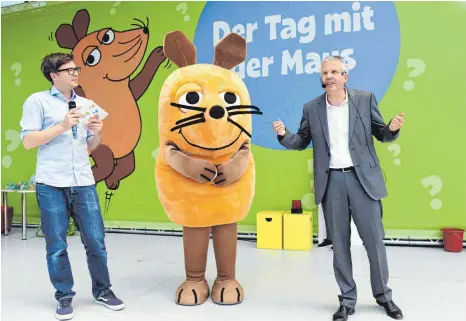  ?? FOTO: SPIELELAND ?? Ralph Caspers (links), der Moderator der „Sendung mit der Maus“, kommt seit 2014 regelmäßig für den großen „Tag mit der Maus“ins Ravensburg­er Spieleland. Hier steht er zusammen mit Professor Jörg Wendorff bei der Live-Show auf der Bühne.