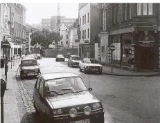  ?? FOTO: LEHNERT ?? 1974 war die Kaltenbach­straße noch keine Fußgängerz­one.