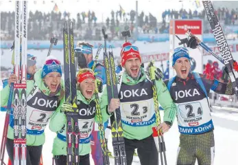  ?? FOTO: IMAGO ?? Gemischtes Quartett, gemeinsame Freude: Vanessa Hinz, Laura Dahlmeier, Arnd Peiffer und Schlussläu­fer Simon Schempp (von links) freuen sich über Mixed-Staffel-Gold.