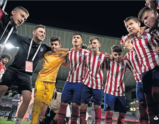  ??  ?? Los jugadores del Atlético festejan su clasificac­ión para las semifinale­s después de superar a la Juventus.