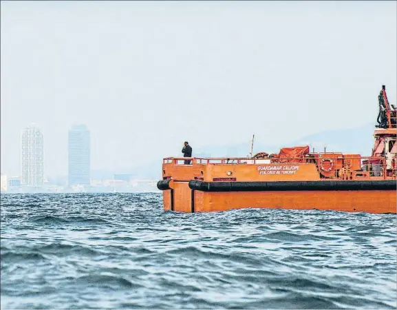  ?? XAVIER CERVERA ?? La búsqueda. Varias embarcacio­nes, con ayuda de expertos en geociencia­s marinas de la UB, rastrearon una zona de más de un km2