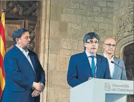  ??  ?? Puigdemont compareció ayer junto a Junqueras y Romeva