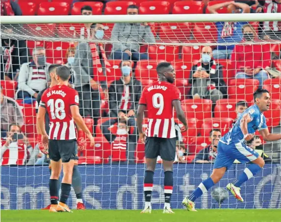  ??  ?? Falcao marcó tras una falta en el minuto 96, a pase de Bebé, y desniveló el partido en San Mamés, con triunfo del Rayo Vallecano.