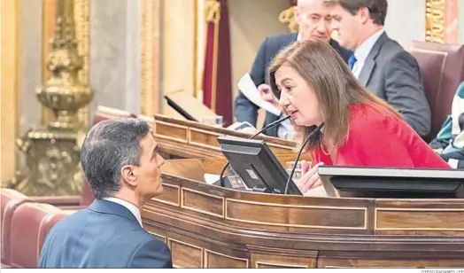  ?? DIEGO RADAMÉS / EP ?? Cristina Armengol y Pedro Sánchez conversan durante la sesión de investidur­a el pasado 15 de noviembre.