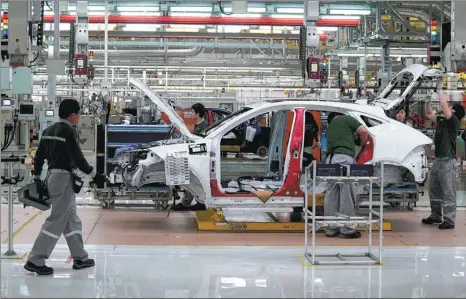  ?? REUTERS ?? Employees work at the production line of the Chery Jaguar Land Rover plant in Changshu, Jiangsu province.