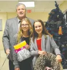  ?? [WHITNEY NEILSON/ THE OBSERVER] ?? Jack Kinch, Holly Bromberg and Ella Vrbanac show some of the items students gathered for the Humane Society this fall.