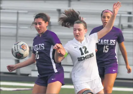  ?? RANDY MEYERS — FOR THE MORNING JOURNAL ?? Avon’s Ela Kisin and Emma Jaros of Westlake vie for possession during the first half Oct. 22at Avon.