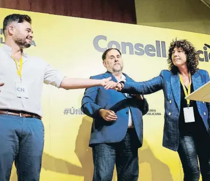  ?? Mauri o adieñsud t MOM ?? Rufián, Junqueras y Jordà, ayer por la mañana durante el consejo nacional de ERC en Barcelona